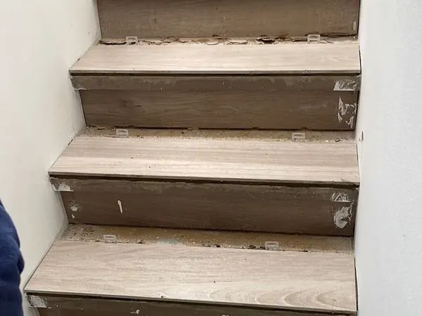Escalera en proceso de renovación
