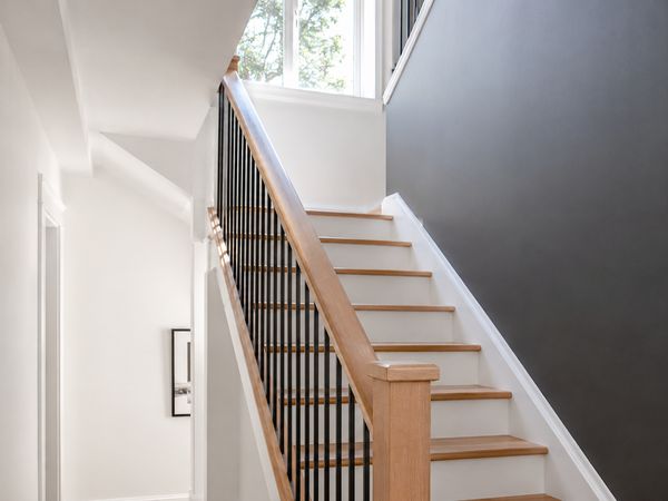 Hall de acceso con escalera y muro de acento